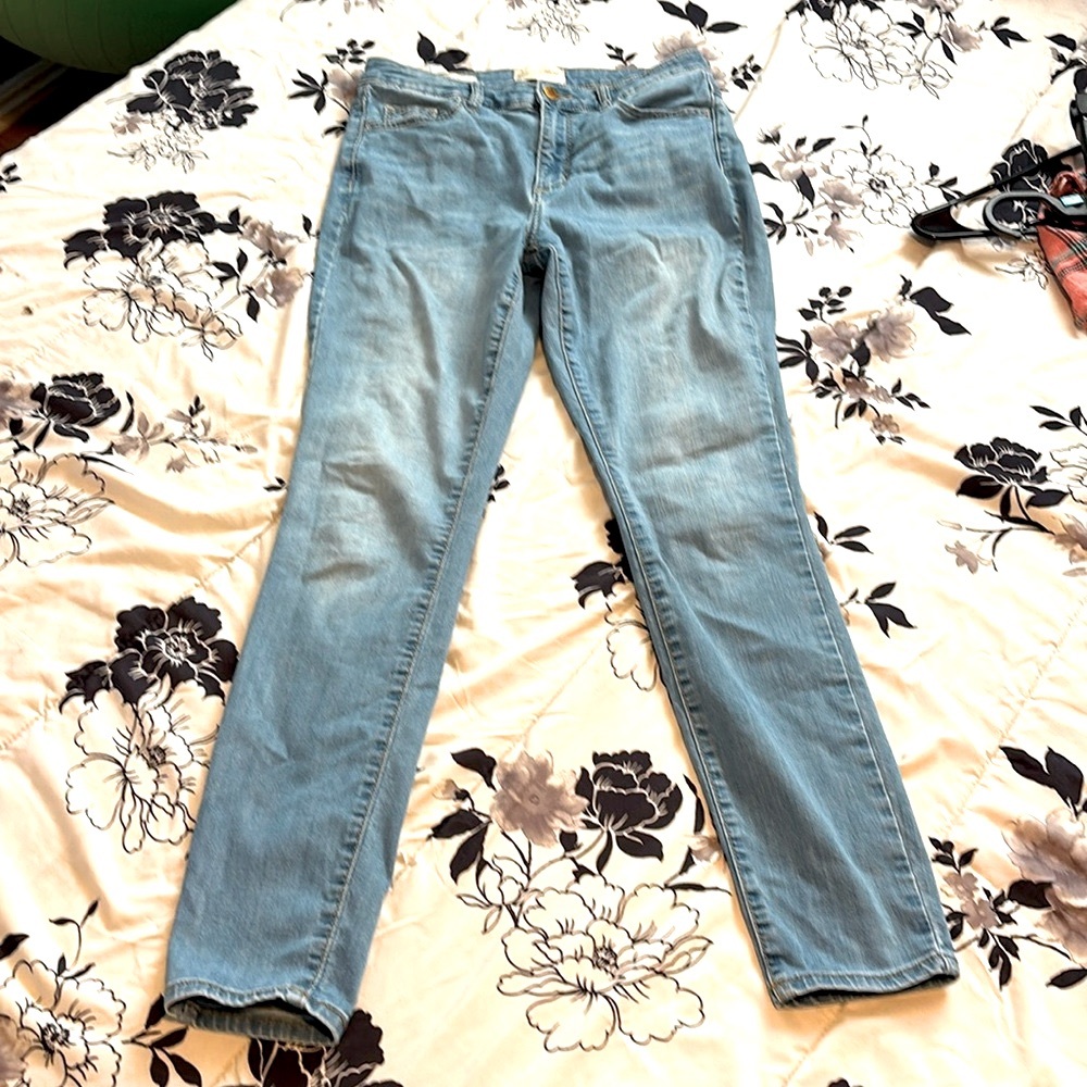 Women’s universal thread size 6/26  inseam skinny high-rise jeans light wash